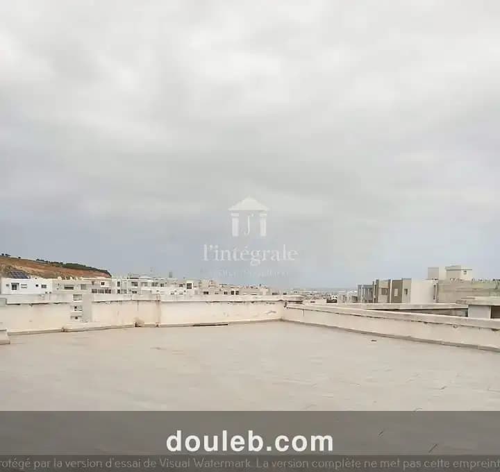 S3 avec accès à une grande terrasse à Tunis