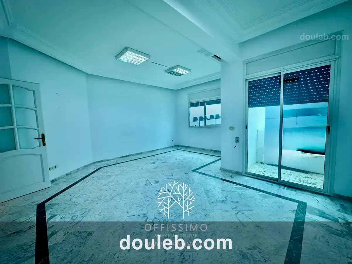 Bureau 4 pieces lac 1 immeuble bureautique à Tunis