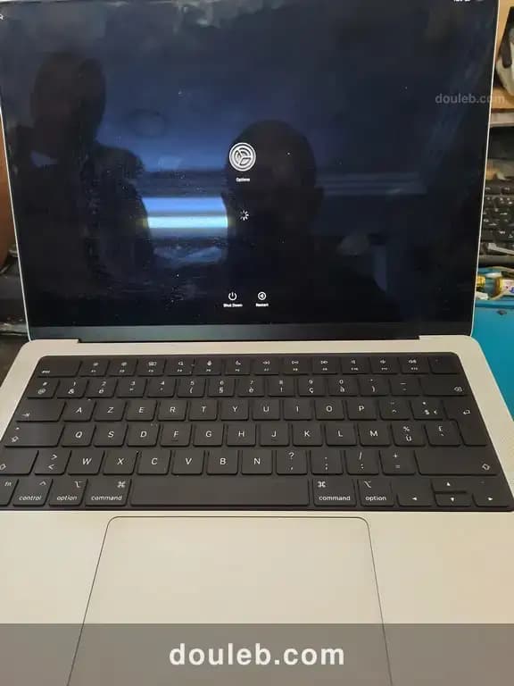 Macbook pro m4 model a3401 icloud à Tunis
