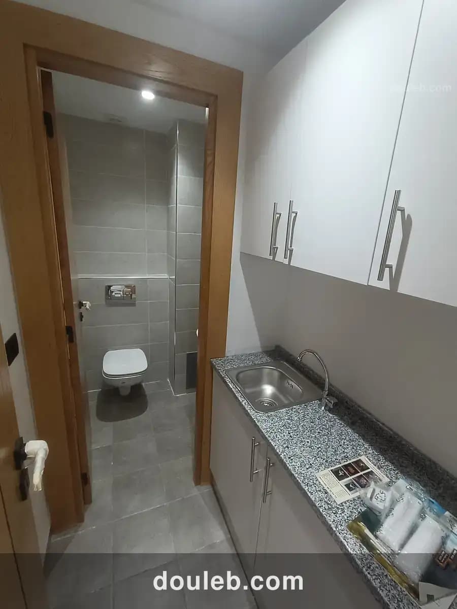 Bureau neuf ht standing grand accueil et 01 piece à Tunis