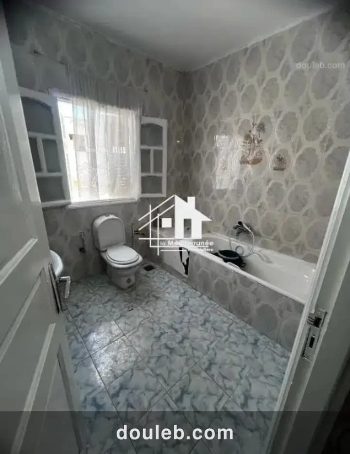 S1 avec hall vide - Miniature 2