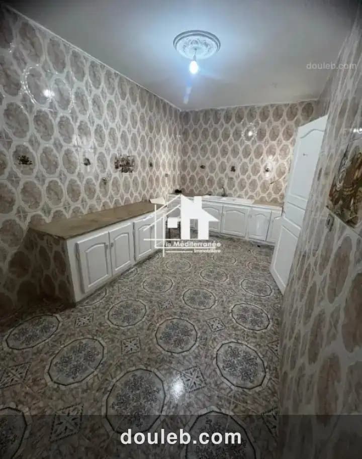 S1 avec hall vide - Miniature 4