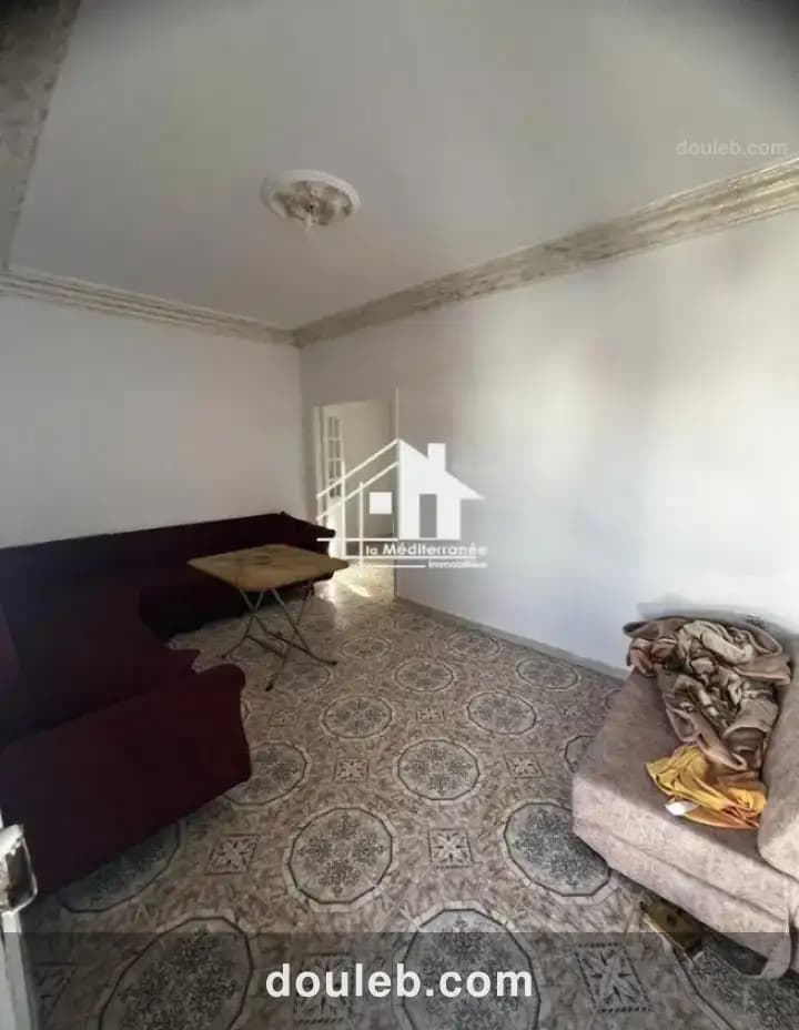 S1 avec hall vide - Miniature 5