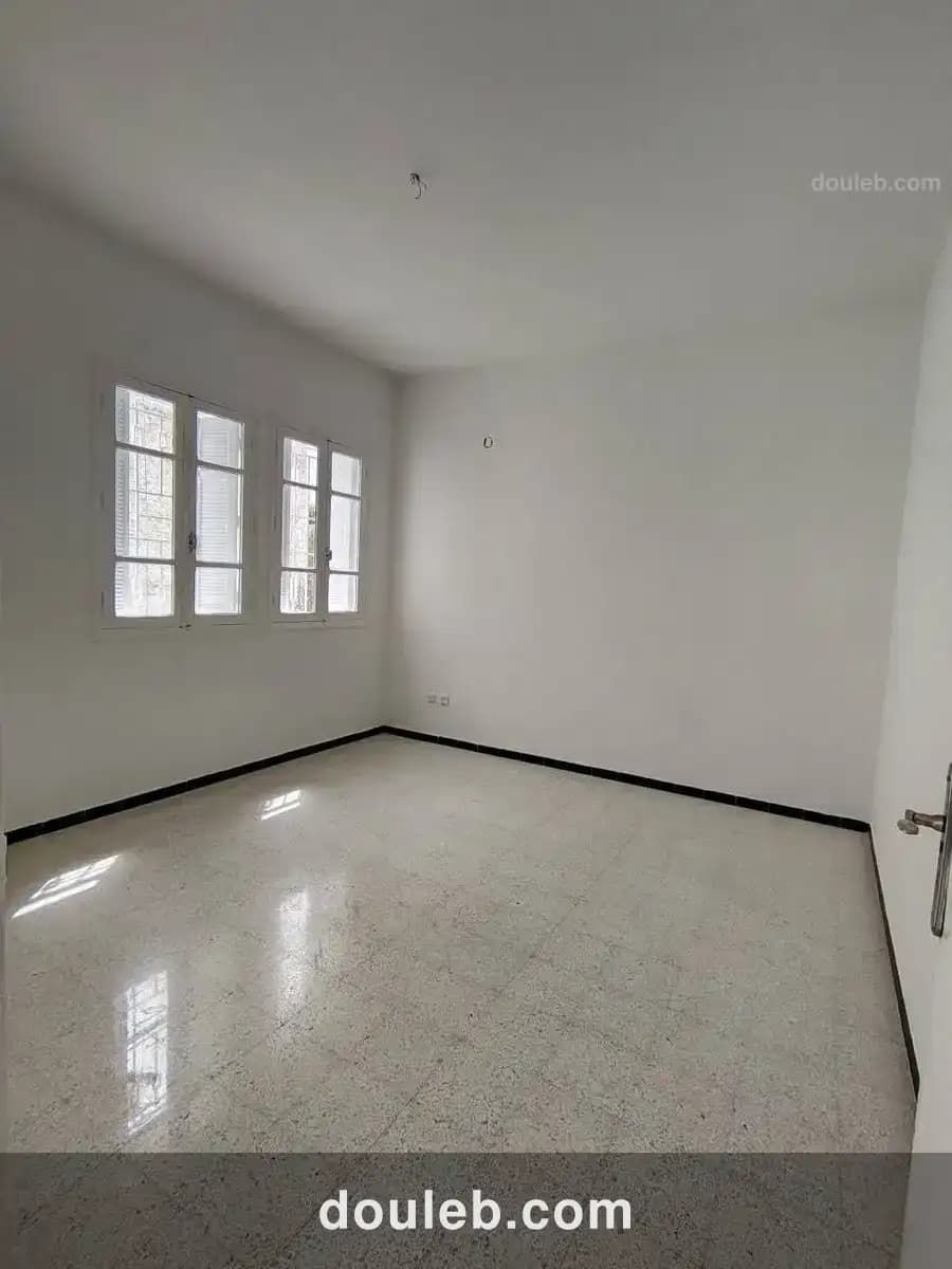 Étage d'une villa s 3 menzah 7 - Miniature 3