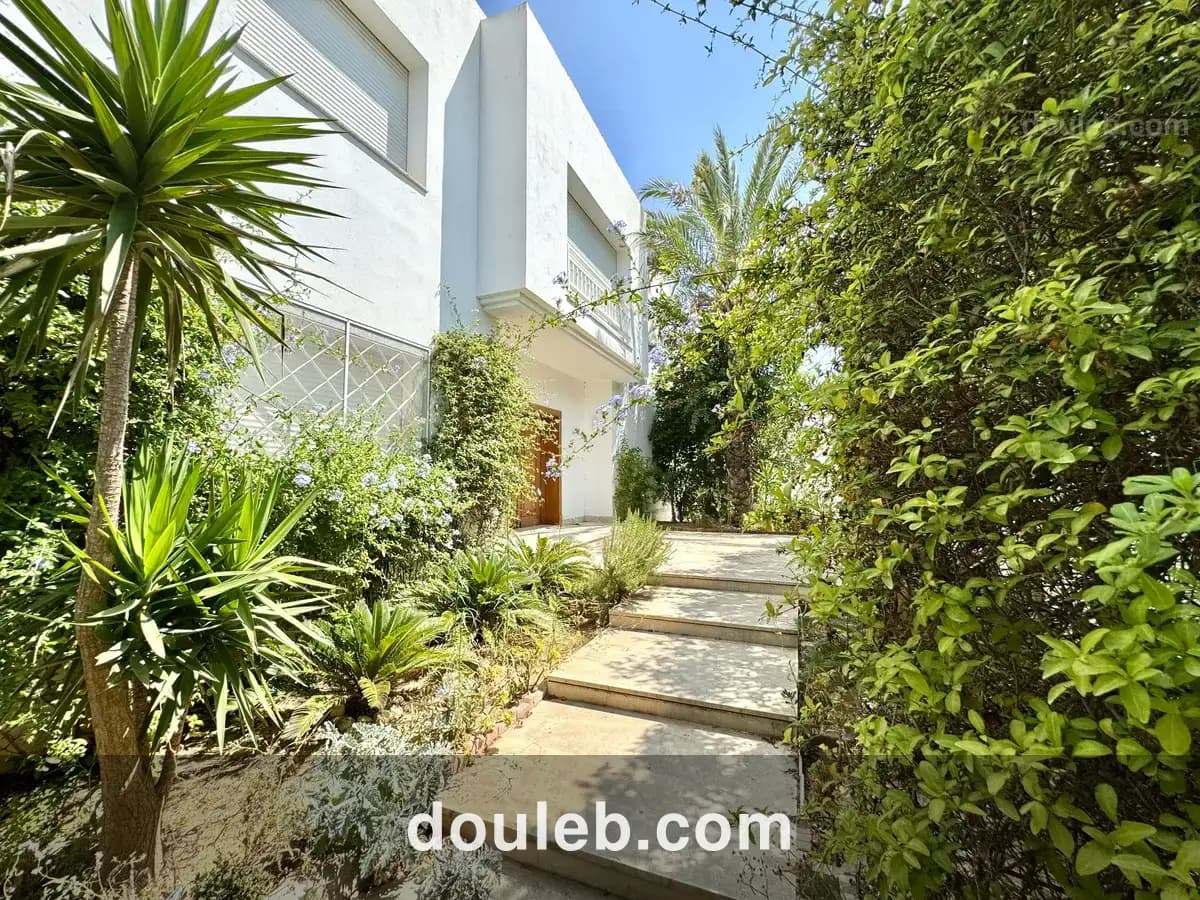 Villa élégante avec piscine à gammarth - Miniature 2