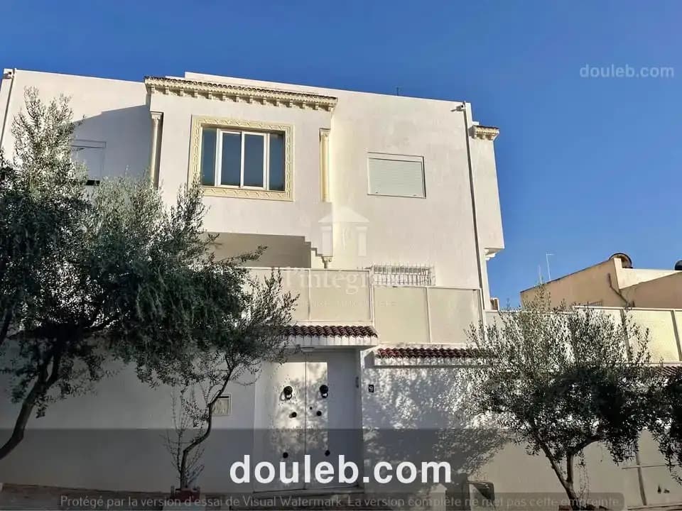 Belle villa 3 niveaux à Tunis