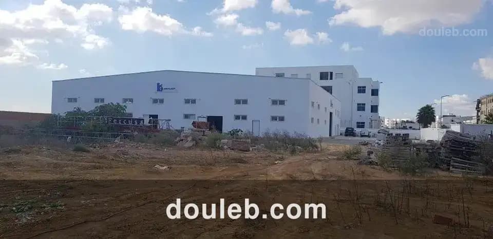 11 415 m2 avec bâtiment 1900m2 z ind chotrana - Miniature 4