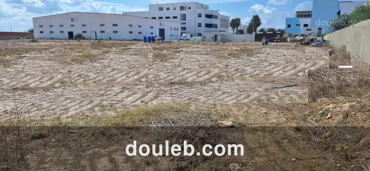 Terrain de 8000 m2 à z ind de chotrana à Tunis