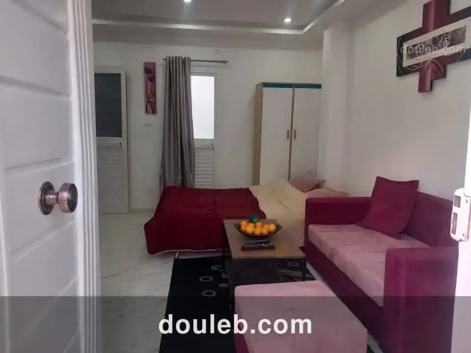 Joli studio meublée bien équipée - Miniature 3