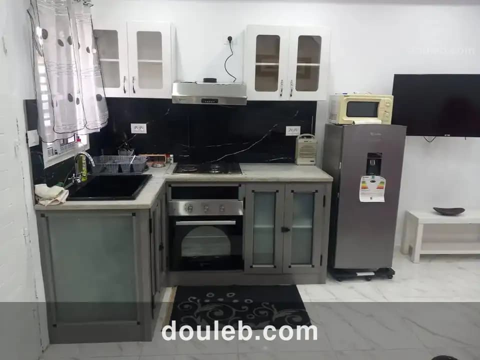 Joli studio meublée bien équipée - Miniature 4