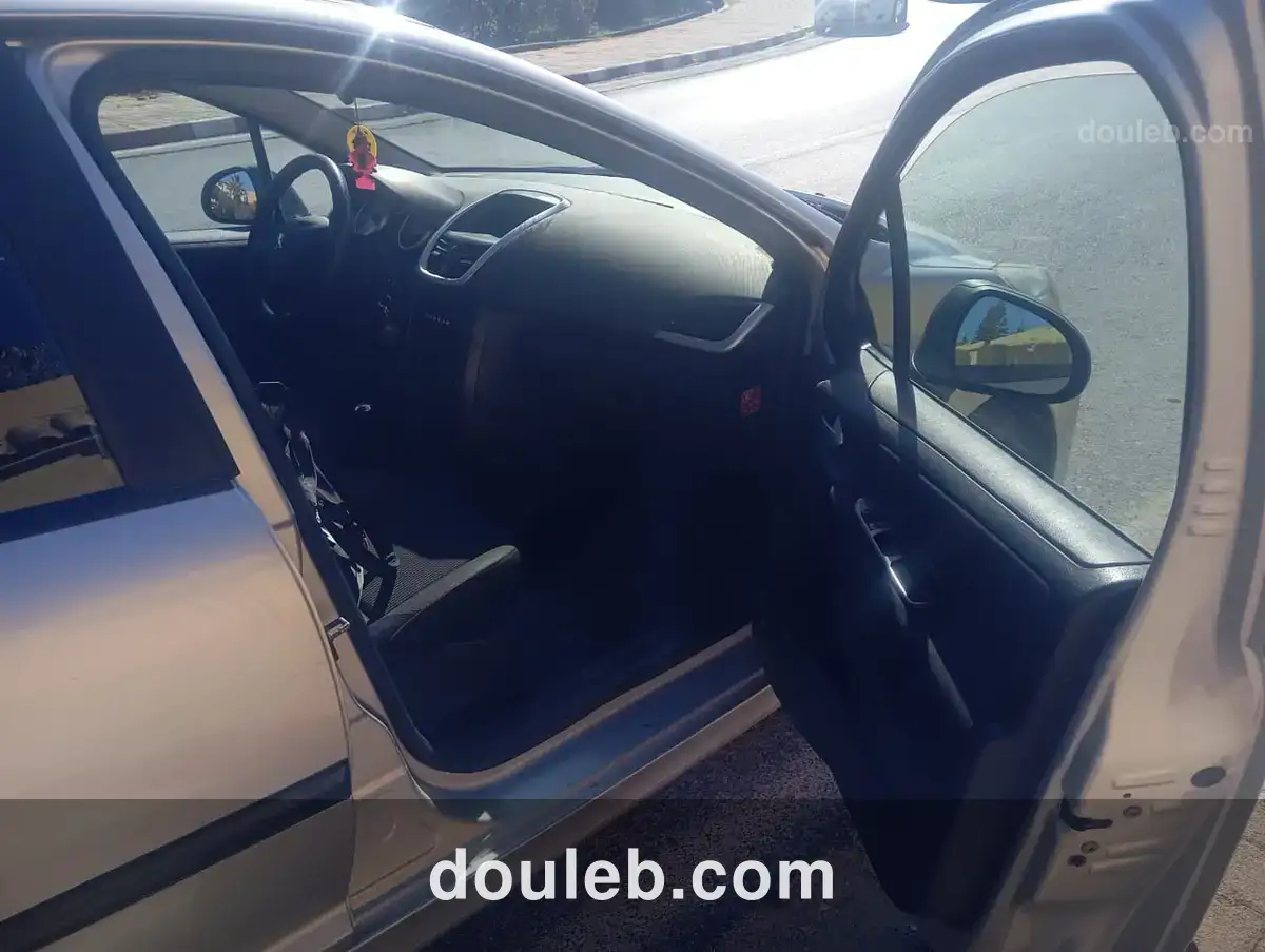 Peugeot 207 - Miniature 4