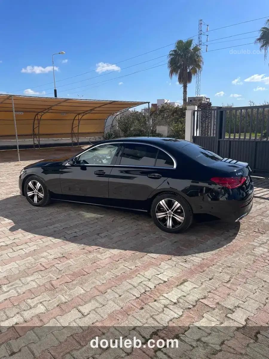 Mercedes benz noire à Tunis