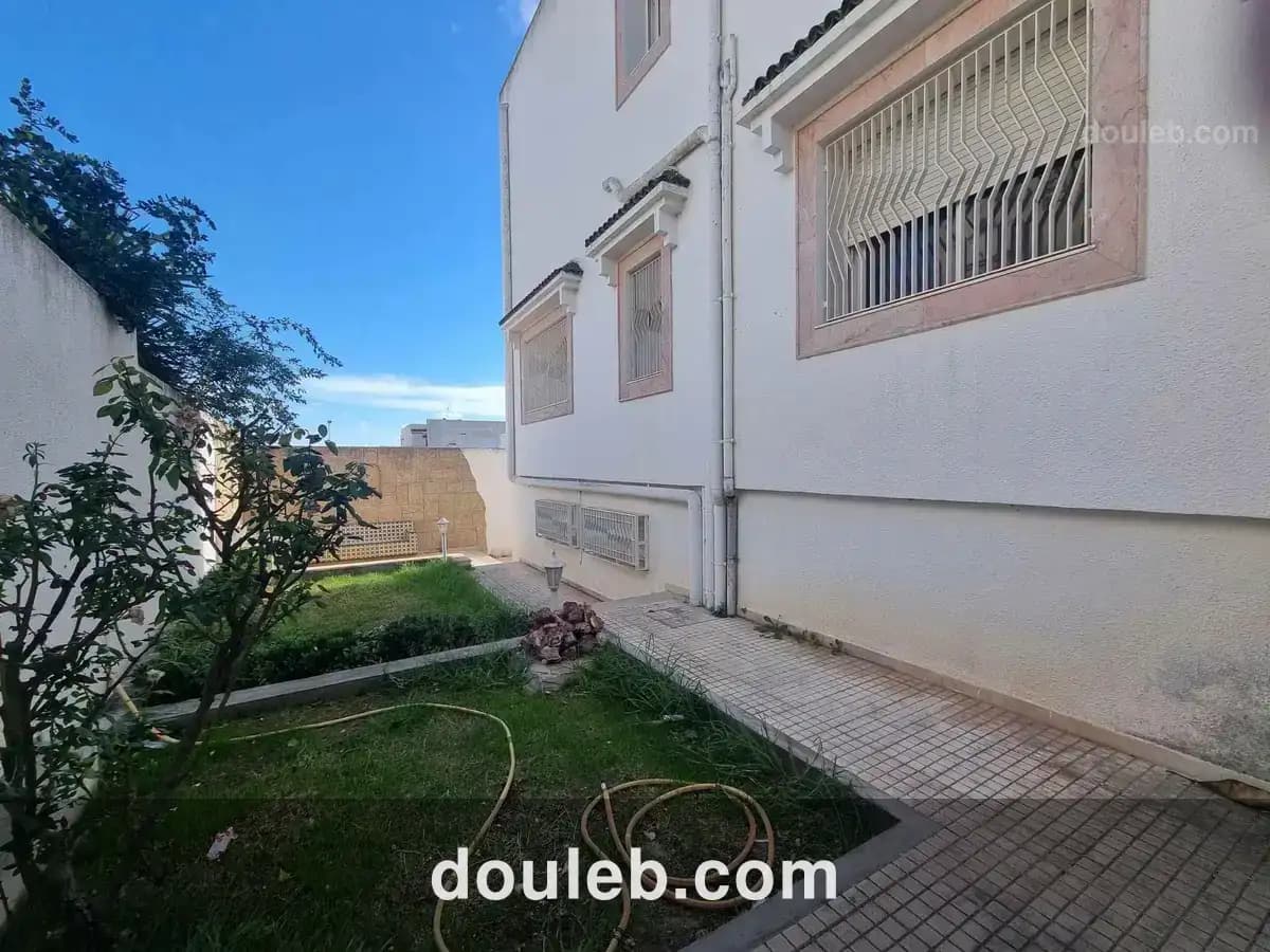 Une villa sur deux niveaux à ennasr - Miniature 4