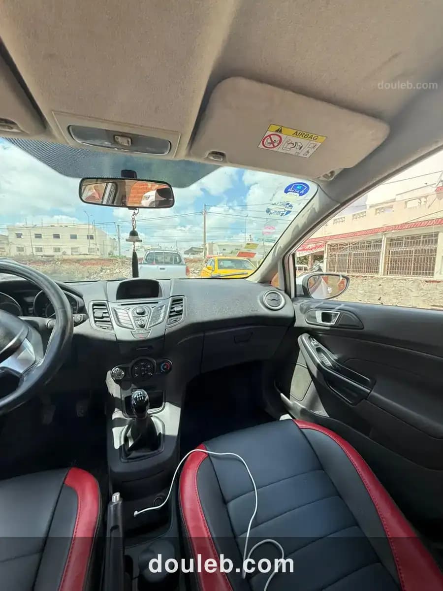 Ford fiesta titanium - Miniature 2