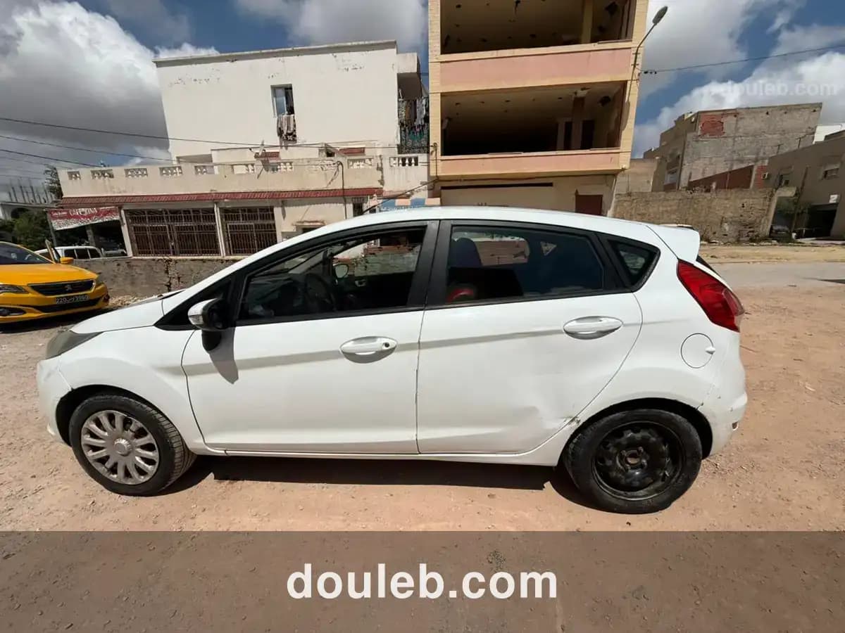 Ford fiesta titanium - Miniature 4