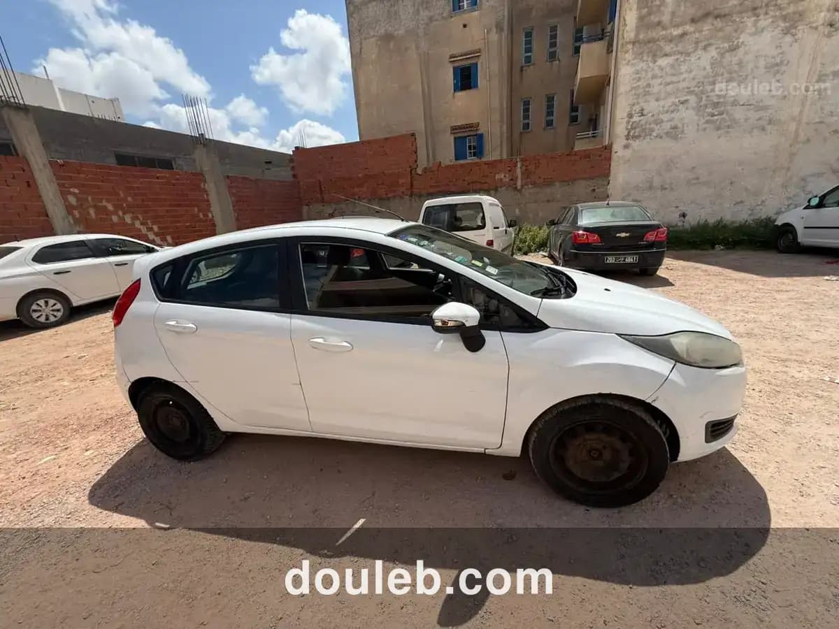 Ford fiesta titanium - Miniature 5