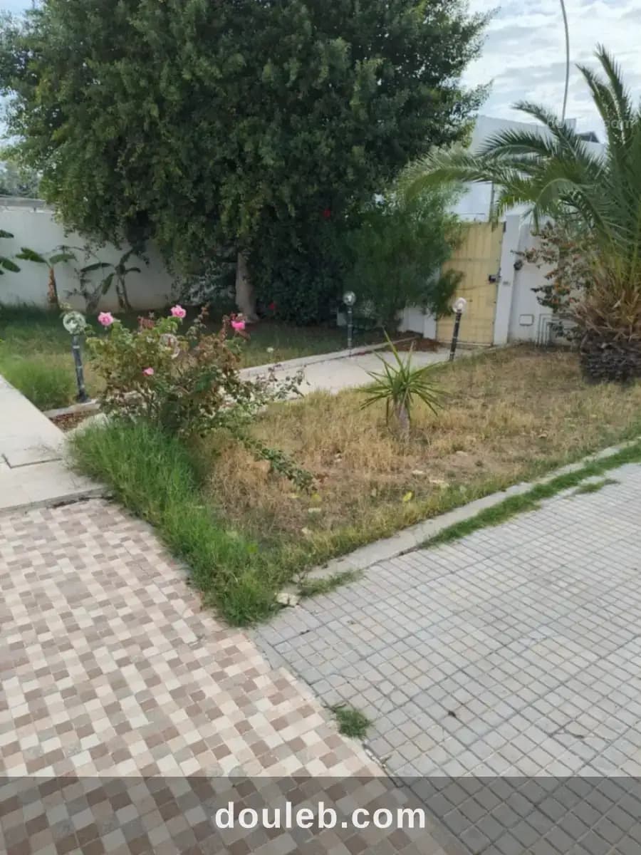 Villa s4 spacieuse emplacement prime menzah 9 - Miniature 2