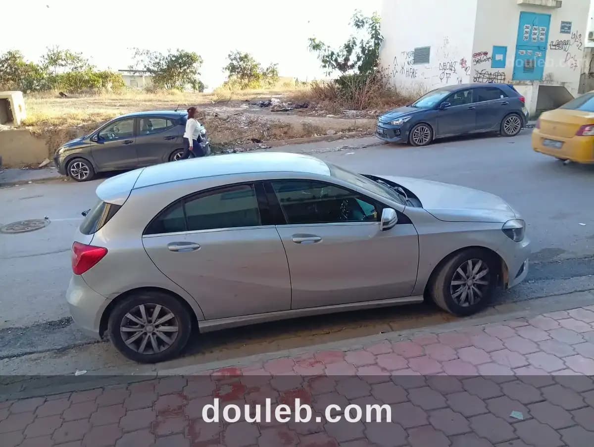 Mercedes a180 - Miniature 3