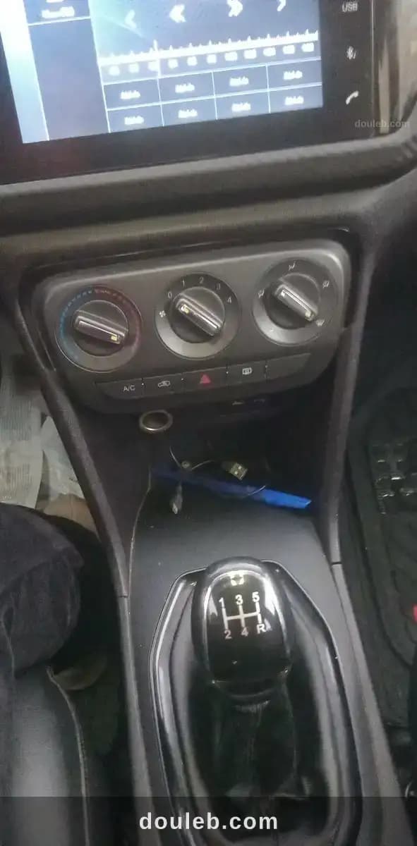 Voiture très propre presque neuve - Photo 1