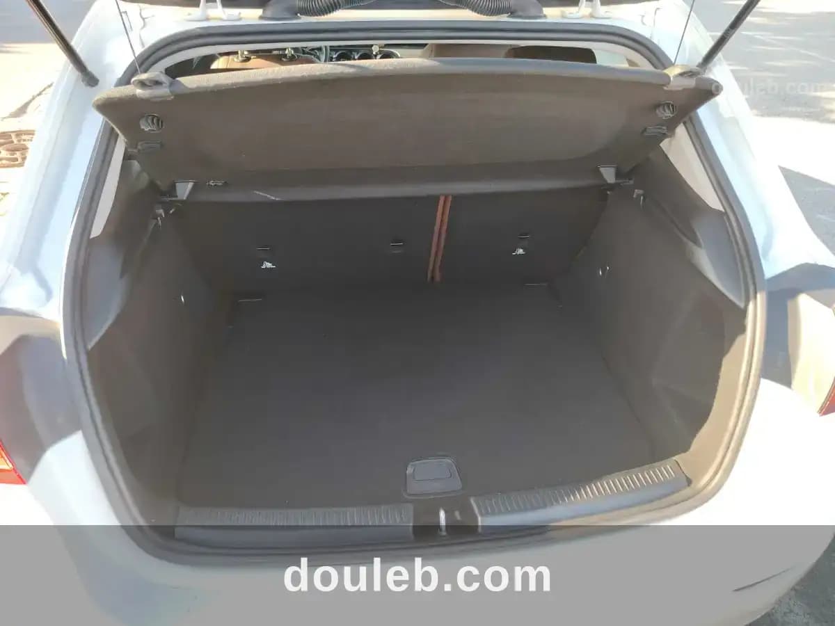 Mercedes a180 - Miniature 4