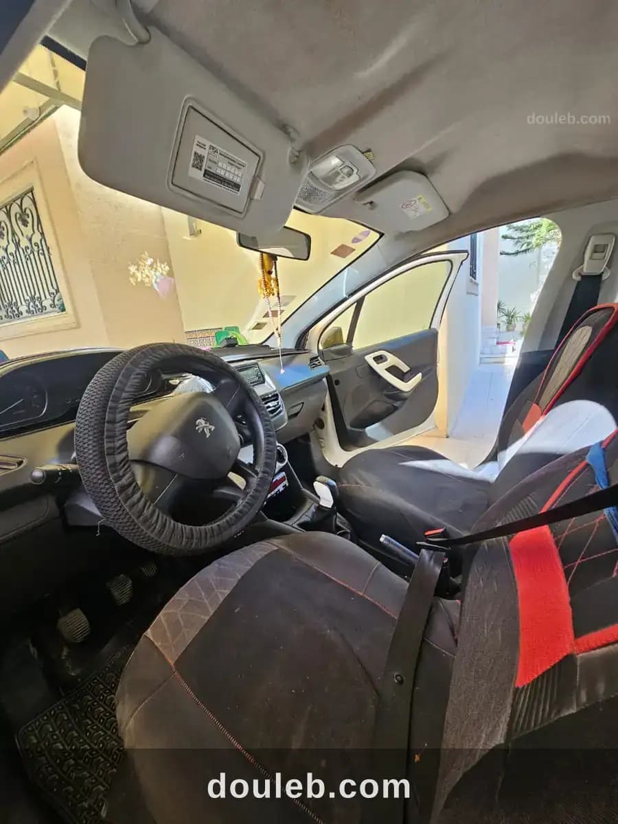 208 peugeot essence tres bon état - Miniature 4