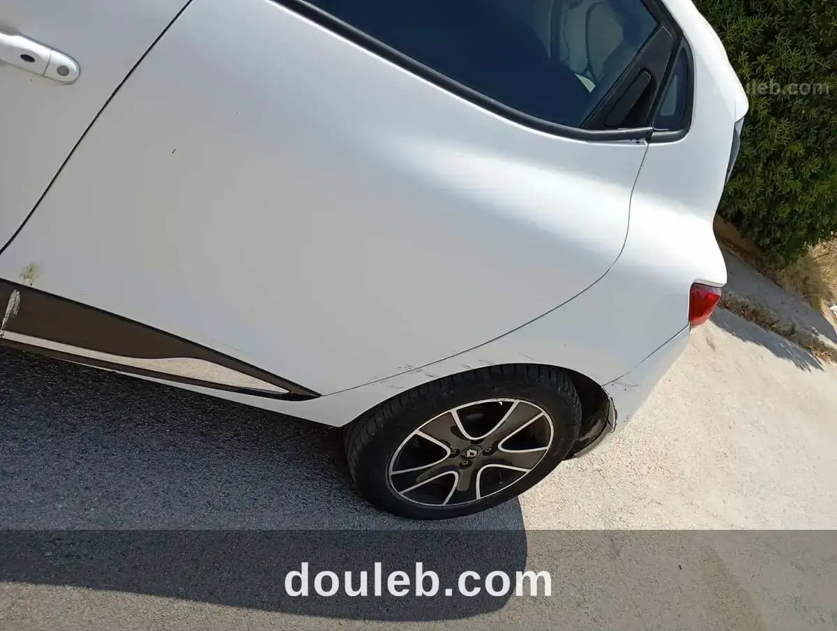 Clio 4 de couleur blanche en très bon etat - Miniature 3