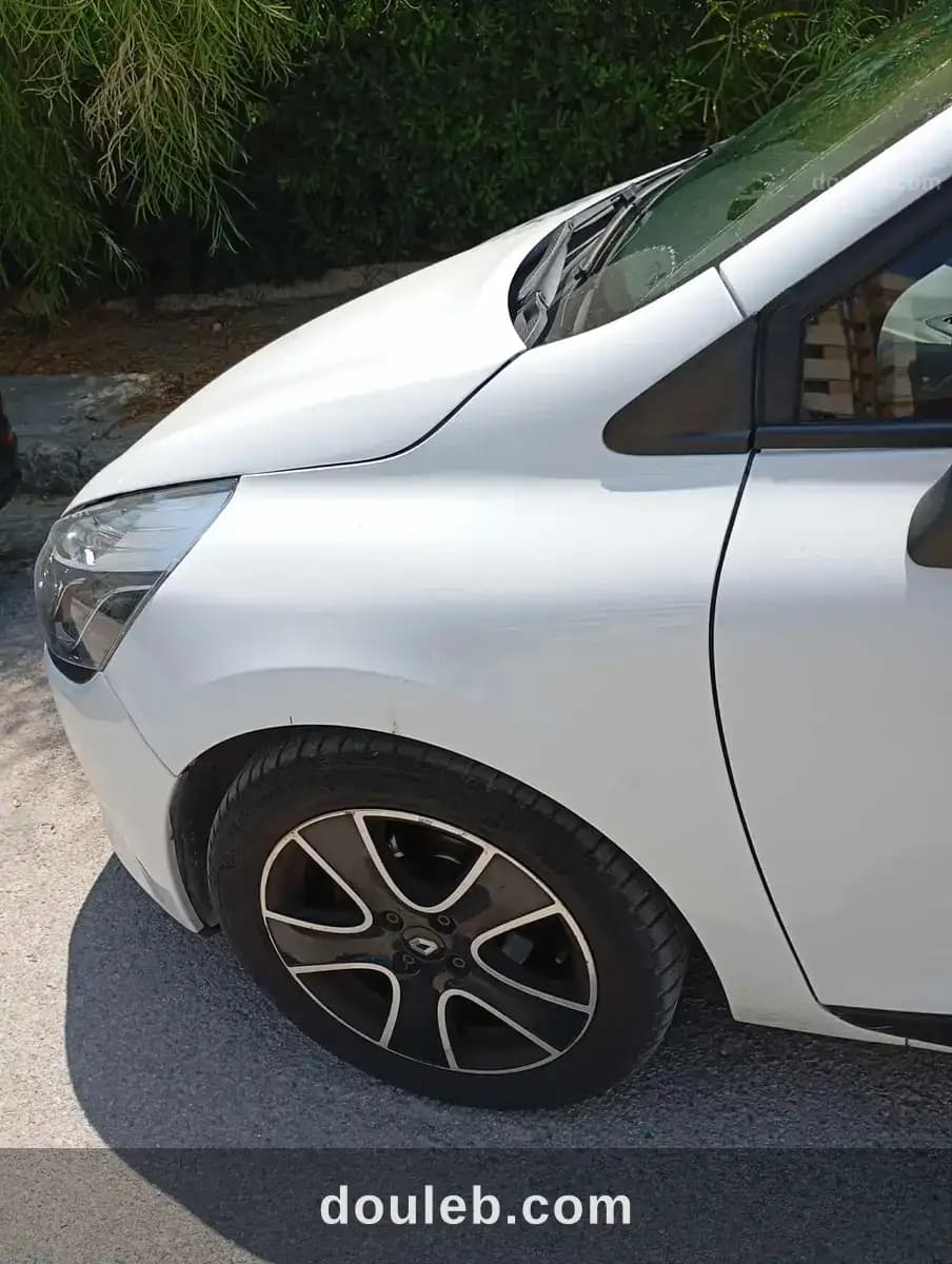 Clio 4 de couleur blanche en très bon etat - Miniature 5