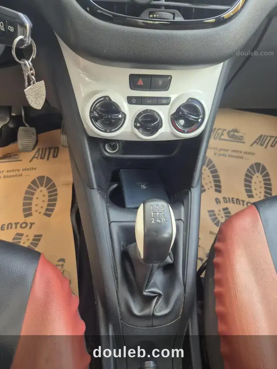 Peugeot 208 année 2019 - Miniature 2