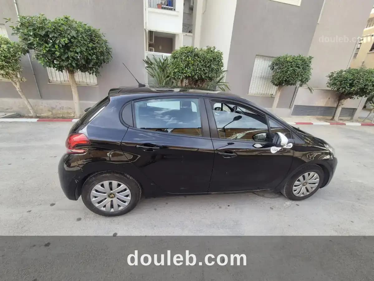 Peugeot 208 année 2019 - Miniature 3