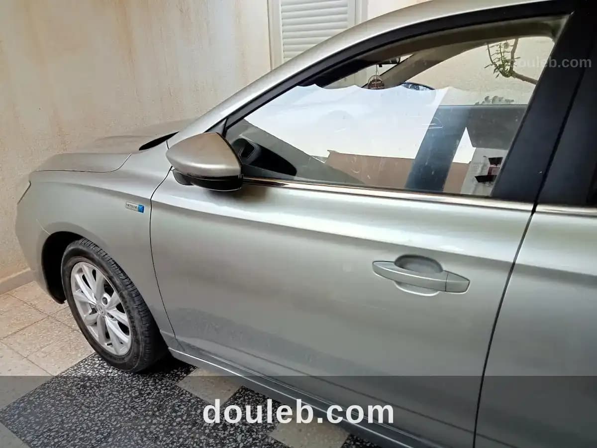 Belle voiture mg5 - Miniature 2