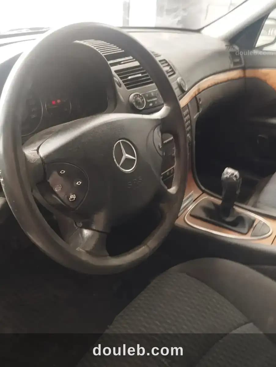Mercedes e220 - Miniature 5
