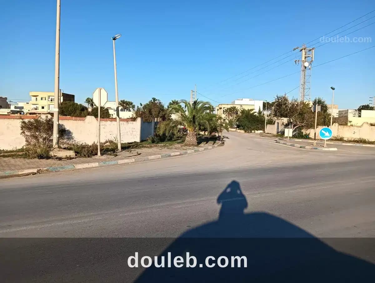 Un terrain sur la route principale de raoued plage - Miniature 2