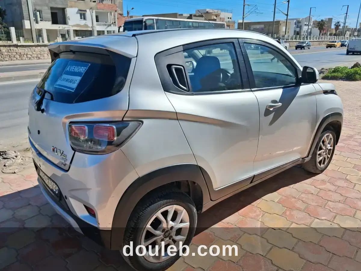 Voiture mahaindra kuv100 - Miniature 2