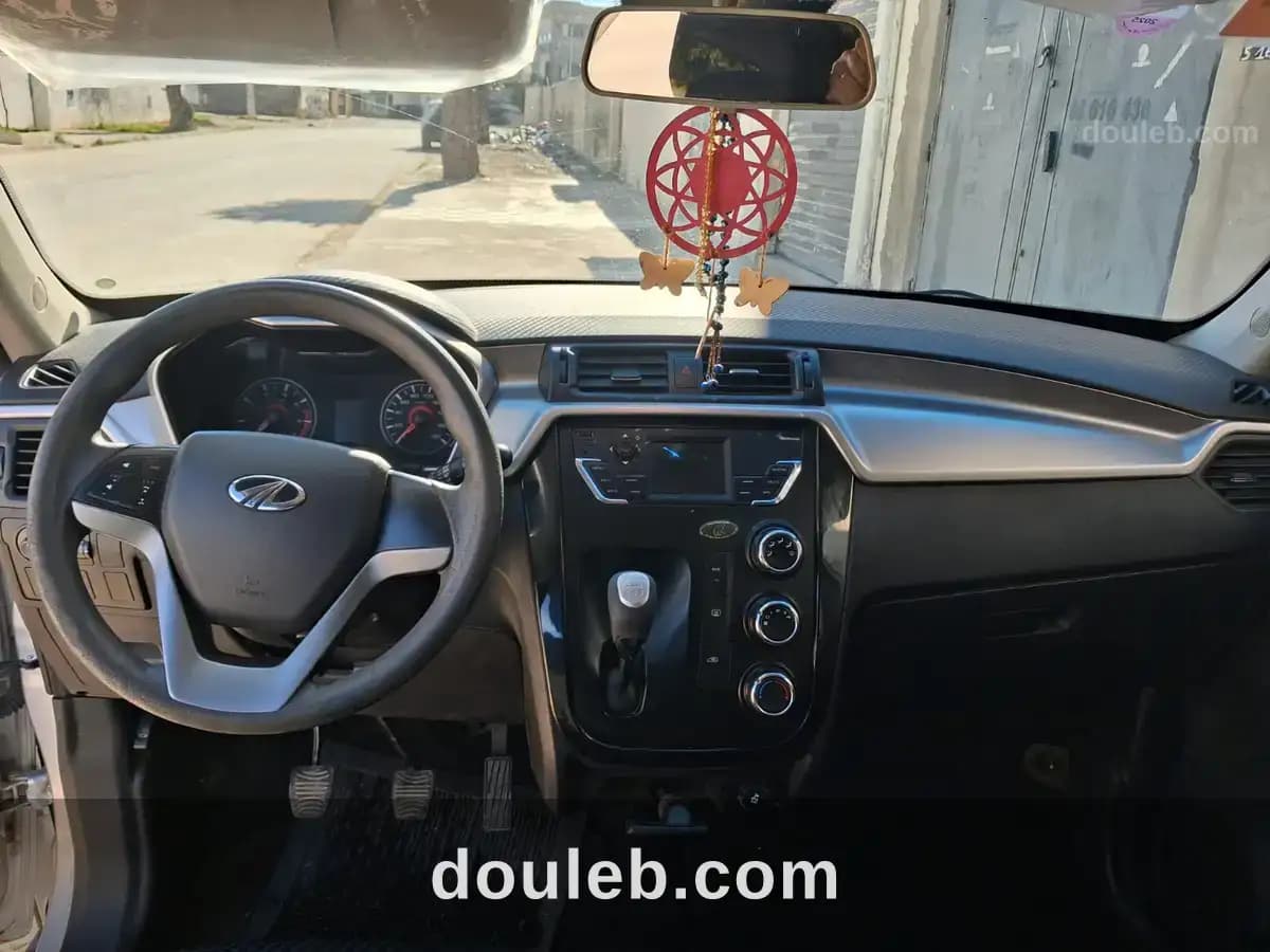 Voiture mahaindra kuv100 - Miniature 3