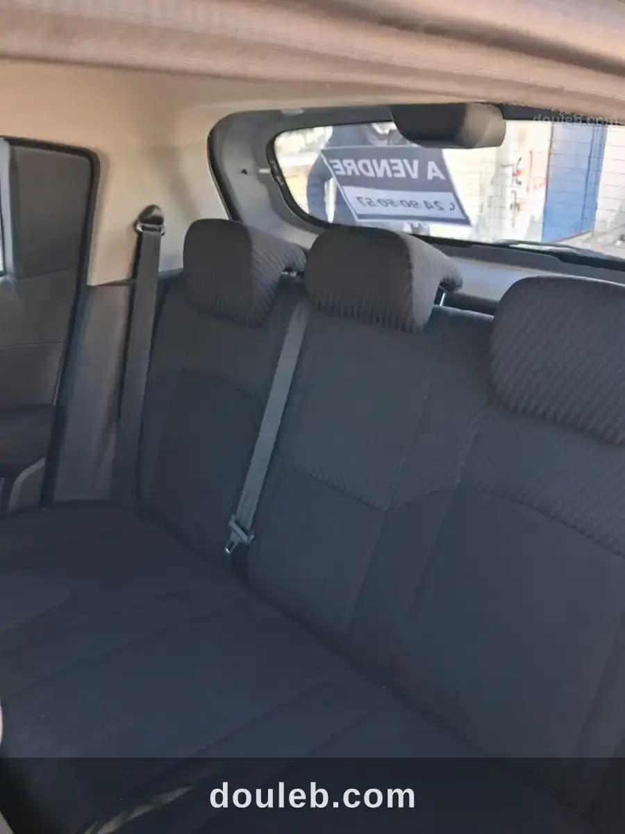 Voiture mahaindra kuv100 - Miniature 4