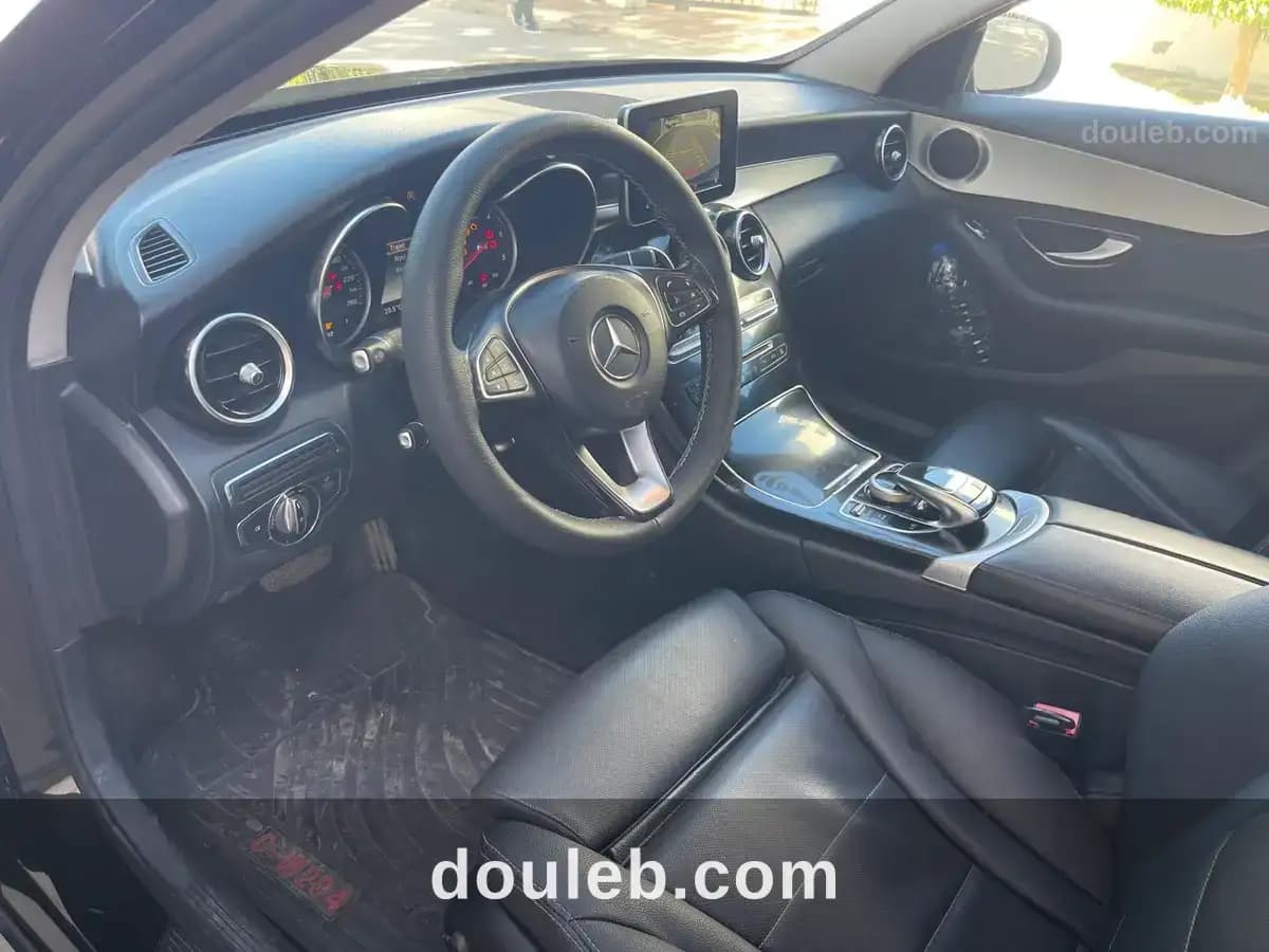 Une belle voiture mercedes - Miniature 3