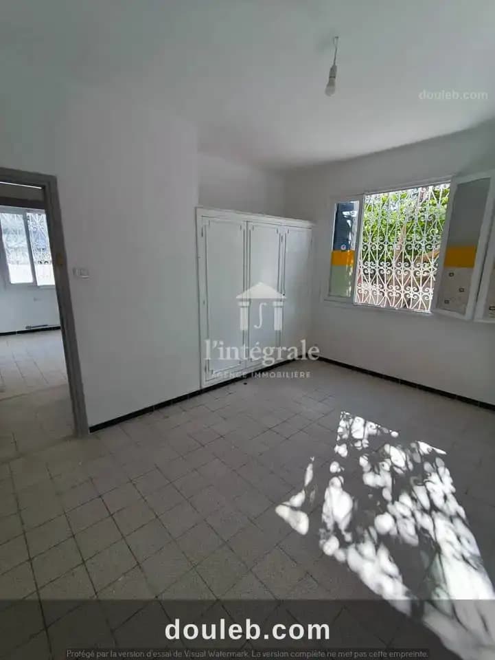 Rez de chaussée d'une villa à usage bureautique - Photo 1