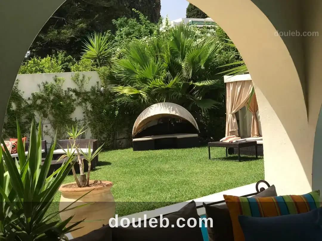 Villa avec un grand jardin et une piscine - Miniature 3