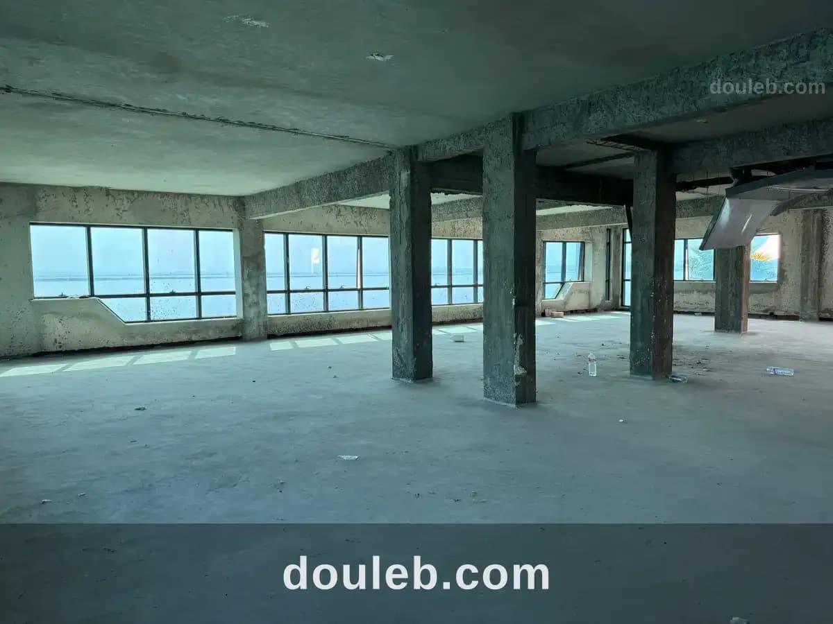 Immeuble 4450 m2 retapé à neuf au berge du lac 1 - Photo 1