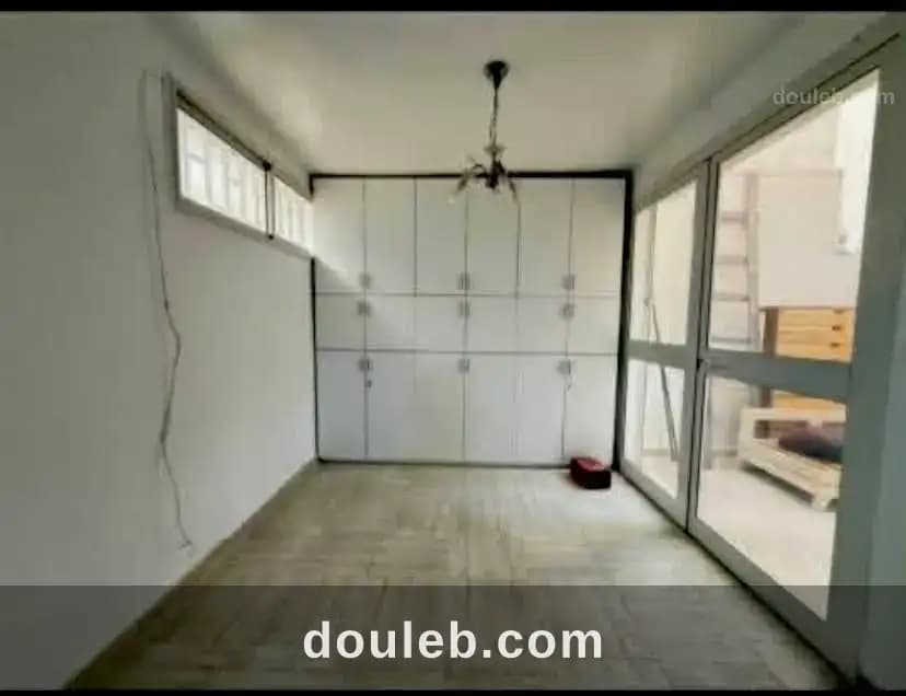 Un duplex propre avec jardin qui done sur deux rue - Miniature 4