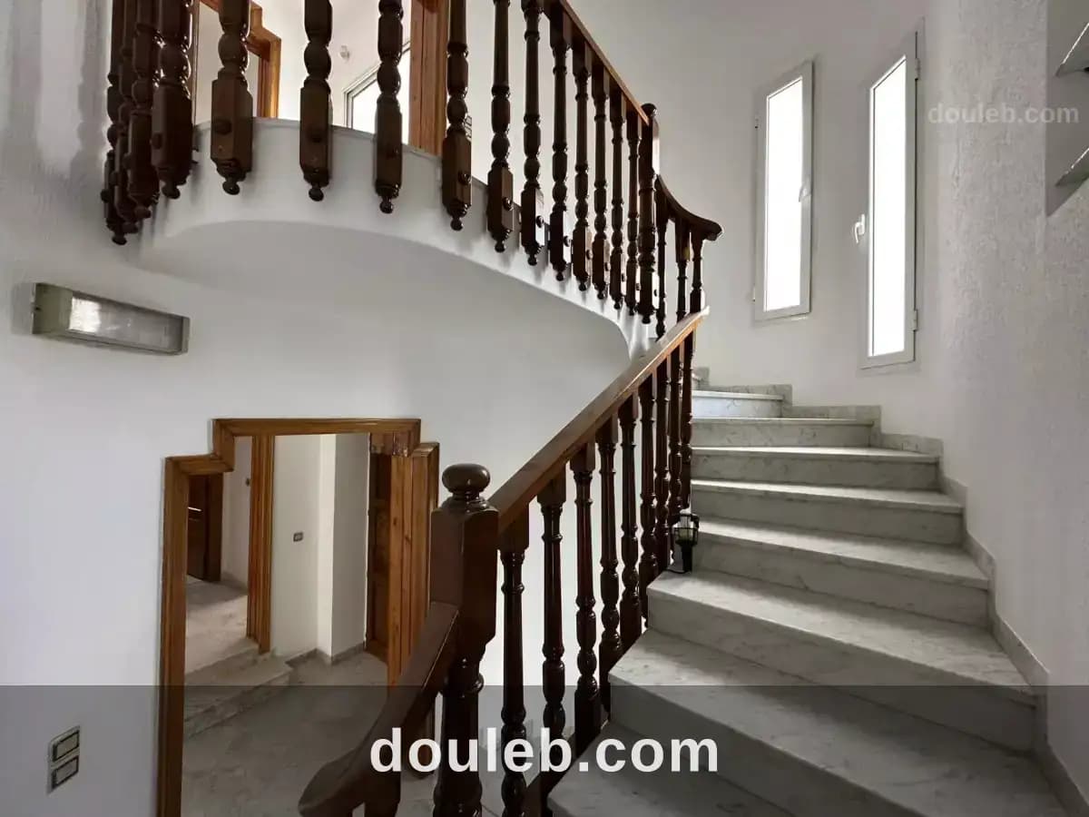 Villa s7 à menzah 9a sur artère principale - Miniature 5