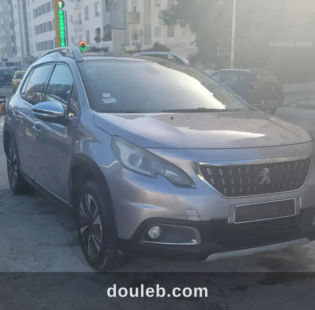 Femme vend peugeot 2008 1point2 5cv - Miniature 2