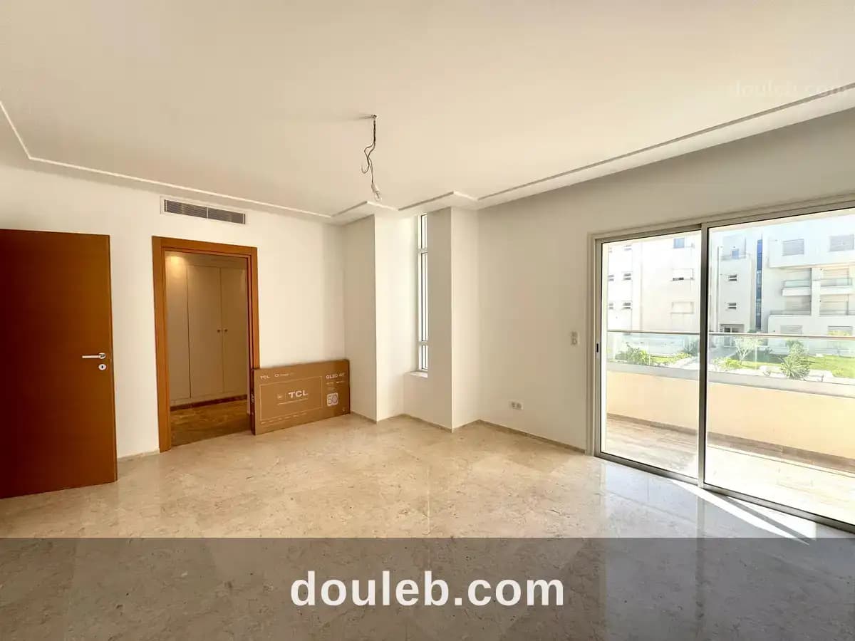 Agréable duplex s3 avec piscine à gammarth - Miniature 2