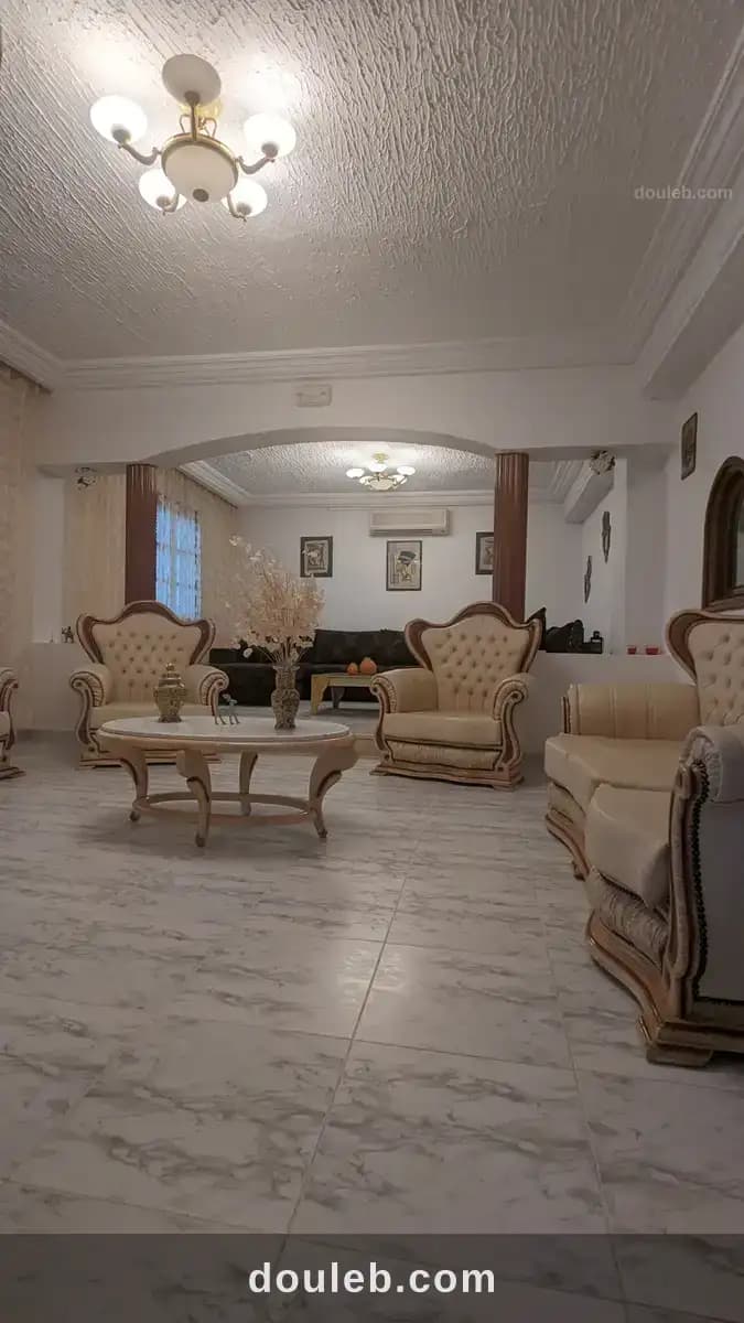 Villa avec un parking sécurisé - Miniature 2