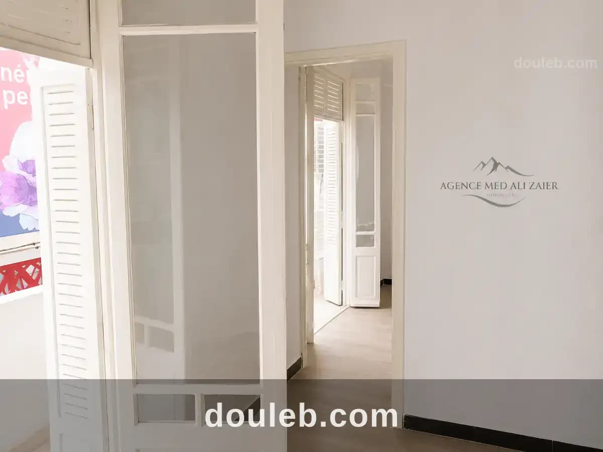 Bureau haut standing hall avec deux chambres - Miniature 3