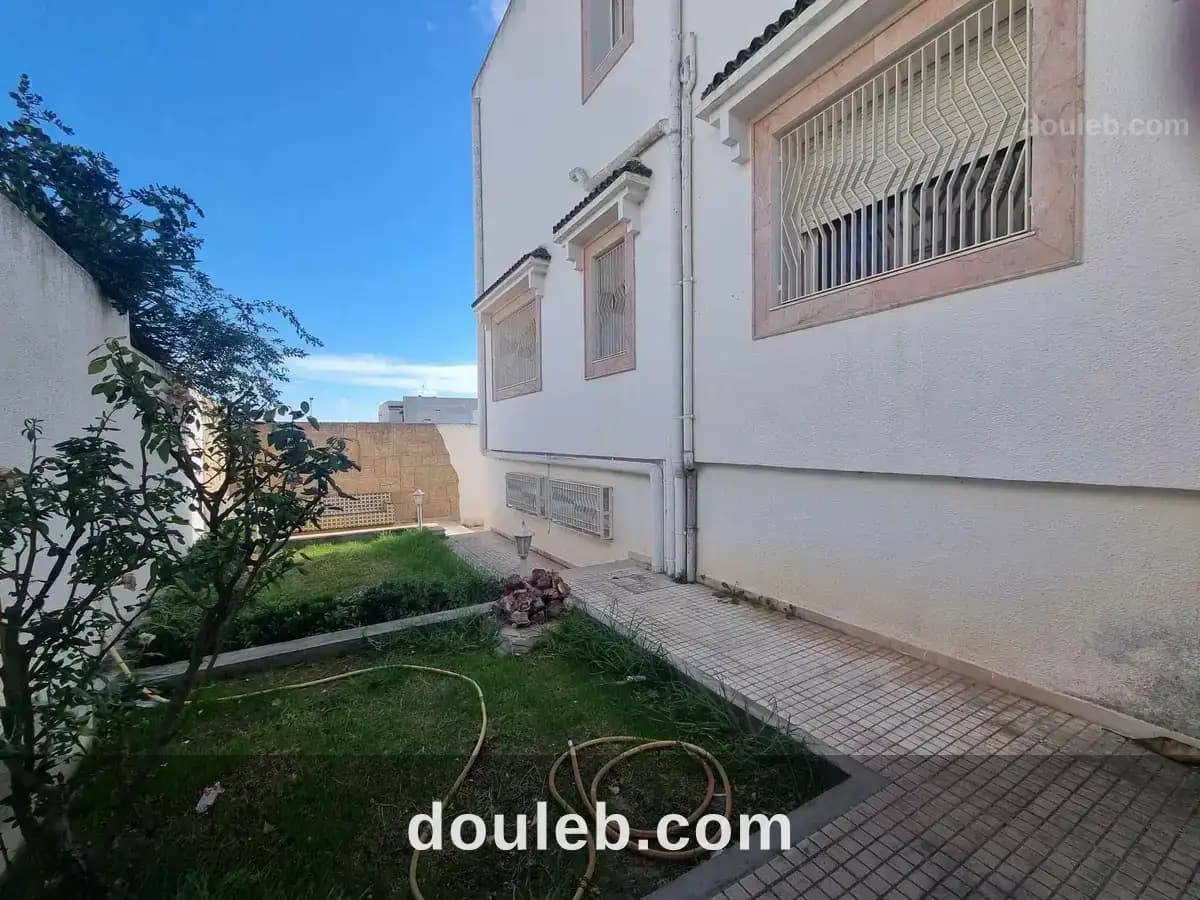Une villa sur deux niveaux à ennasr - Miniature 4