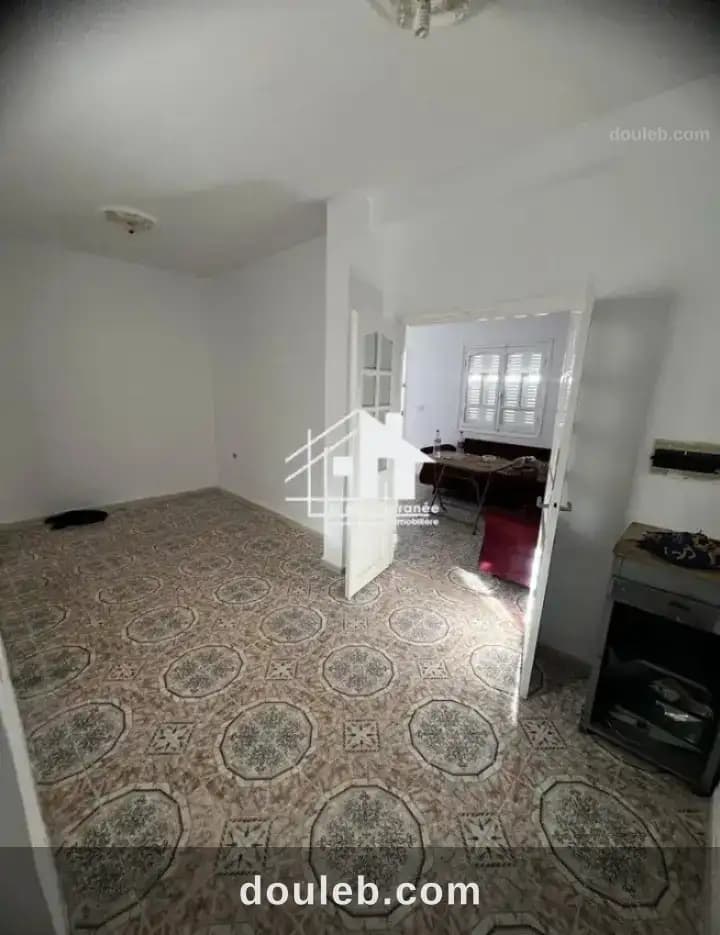S1 avec hall vide - Miniature 3