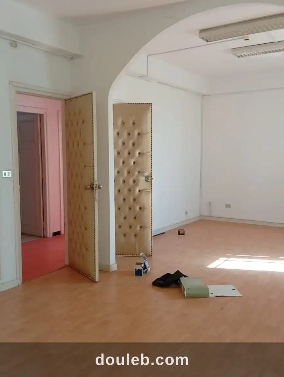 Un étage de villa usage bureautique à alain savary - Miniature 2