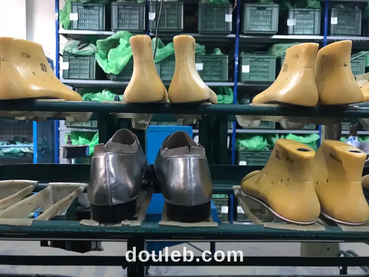 Usine atelier de chaussures - Photo 1