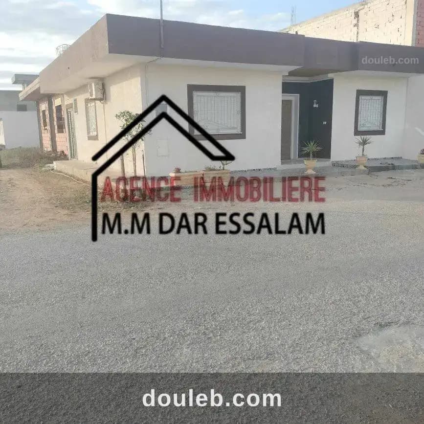 Maison sur la route goudronner - Photo 1